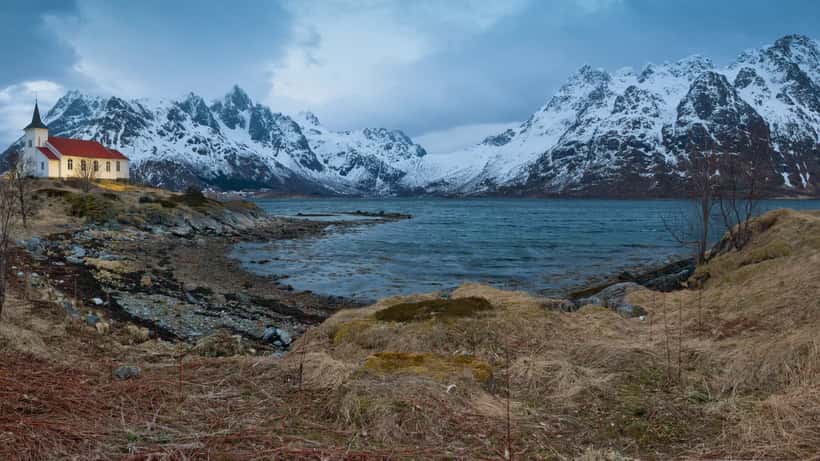 Norsk fjordlandskap i Lofoten — illustrasjon av norsk natur der mobildekning ofte mangler