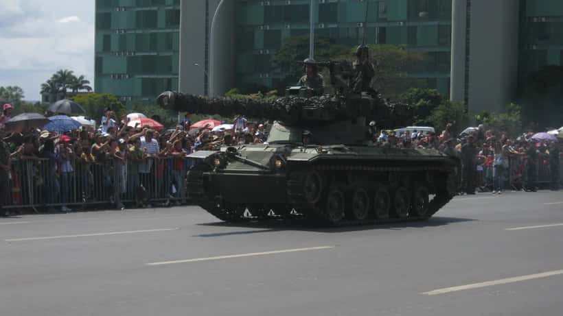 Desfile militar do Exército Brasileiro em Brasília durante as celebrações do Dia da Independência