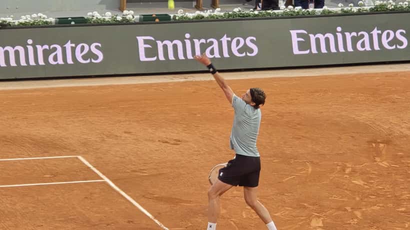 Sportmediziner untersucht Knie eines Tennisspielern in einer modernen Rehabilitationsklinik in Wien