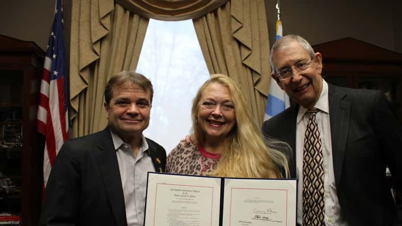 Carole Baskin, fundadora do Big Cat Rescue, ao lado do congressista Mike Quigley em defesa dos direitos dos grandes felinos