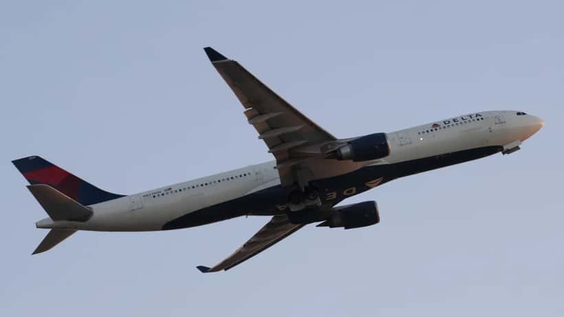 Airbus A330 da Delta Airlines durante decolagem