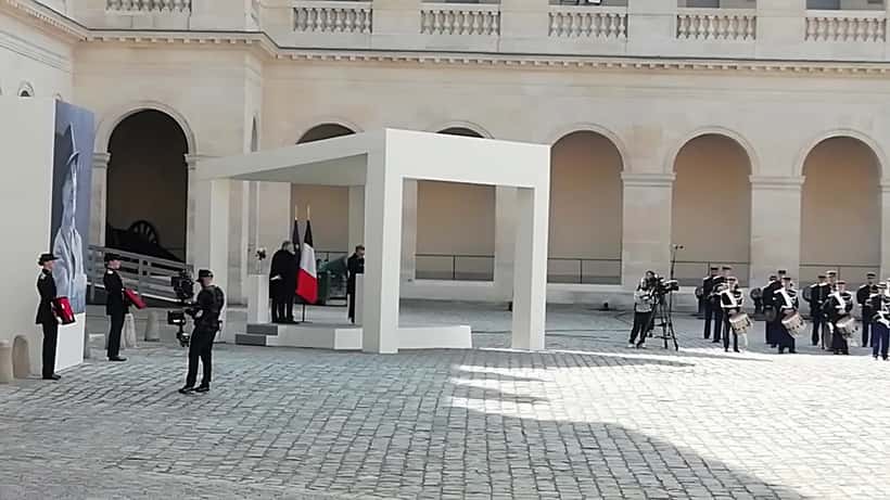 Muriel Robin prend la parole lors d'un hommage aux Invalides, symbole de résilience et de présence publique à 70 ans