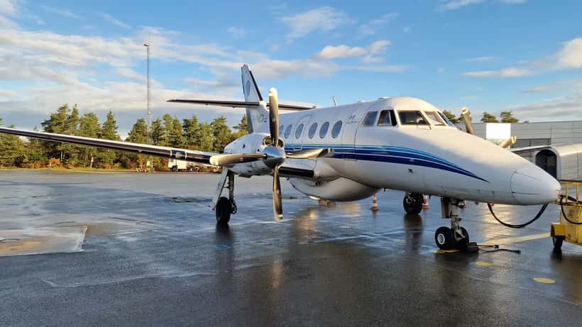 Regionalt passagerfly parkeret på Karup Midtjylland Lufthavns forplads