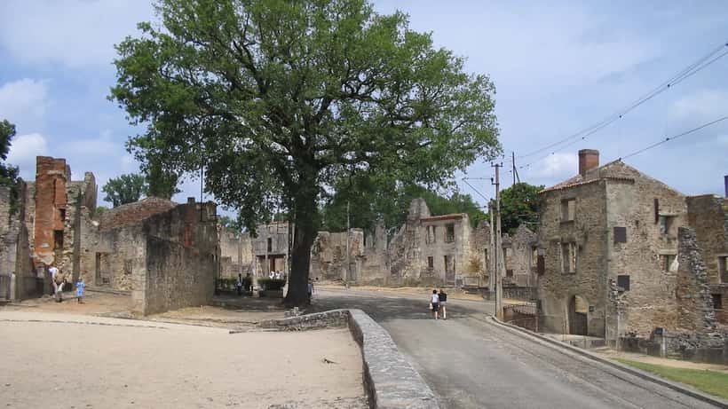 Rues en ruines du village martyr d'Oradour-sur-Glane, conservées en mémoire du massacre du 10 juin 1944