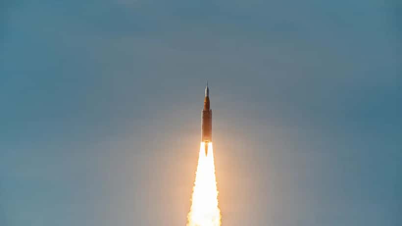 Décollage d'une fusée dans le ciel nocturne, illustrant la Rocket Revolution de la Semaine mondiale de l'espace 2026
