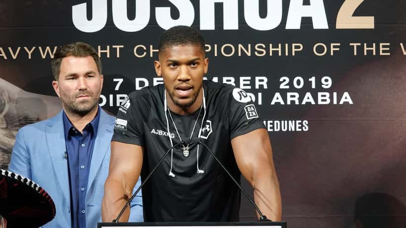 Anthony Joshua em coletiva de imprensa após anúncio de retorno ao boxe em 2026
