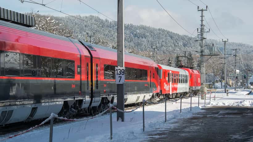 ÖBB Railjet-Zug am Bahnhof Pörtschach in Kärnten, Österreich