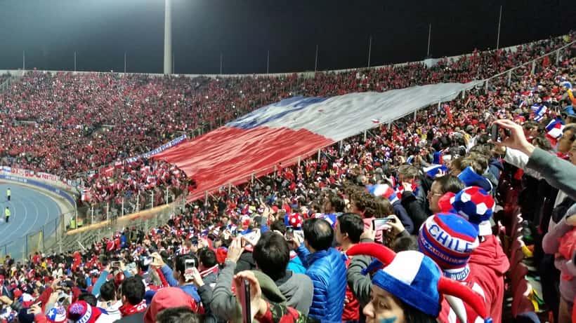 Grote Uruguayaanse vlag bij Copa América 2015 wedstrijd Chile-Uruguay