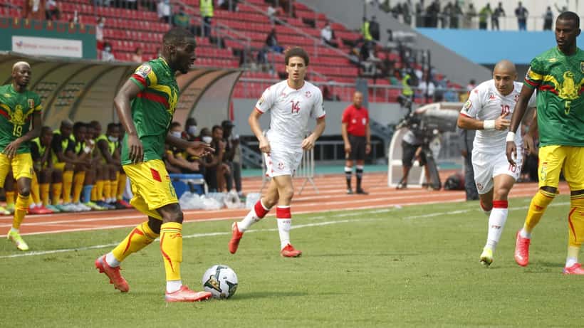 Match de football entre le Mali et la Tunisie, équipes en action sur le terrain