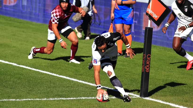 Match de rugby Top 14, joueur en action sur le terrain