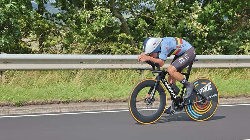 Remco Evenepoel in posizione aerodinamica durante la cronometro al Campionato del Mondo UCI 2023