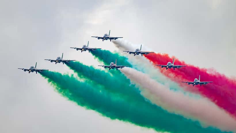 Frecce Tricolori in formazione durante un air show - sicurezza e responsabilità civile