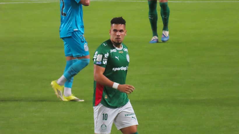 Jogadores de Palmeiras e Santos em disputa na 14.ª jornada do Brasileirão 2026 no Allianz Parque