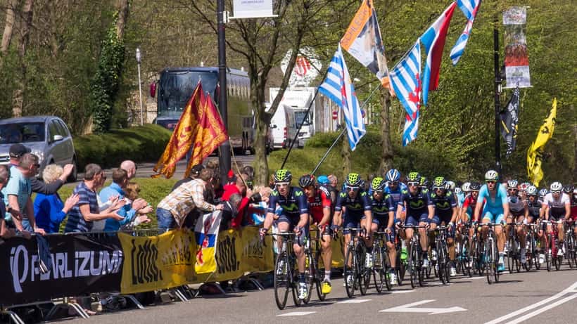 Wielrenners beklimmen de Cauberg tijdens de Amstel Gold Race in Limburg
