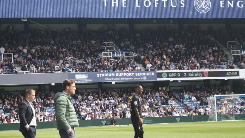 Scott Parker e treinador adversário em aperto de mão antes de jogo no Reino Unido