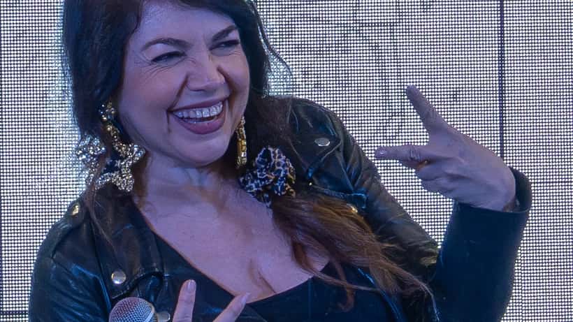 Cristina D'Avena sul palco durante un'esibizione nel 2024