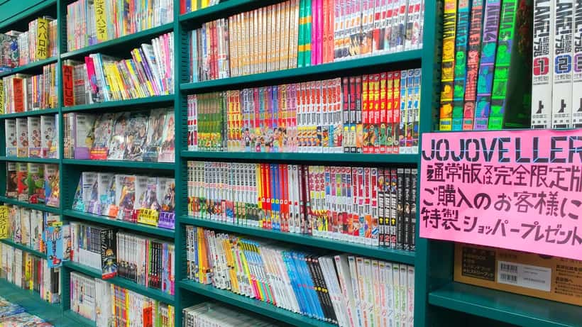 Librairie de mangas et anime au Japon avec des rayons de livres colorés