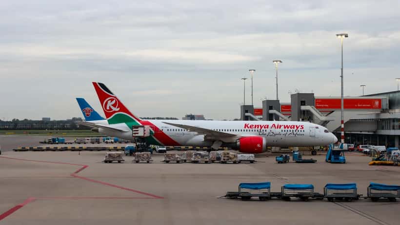 Interieur van Amsterdam Airport Schiphol met passagiers in de vertrekhal, 2024