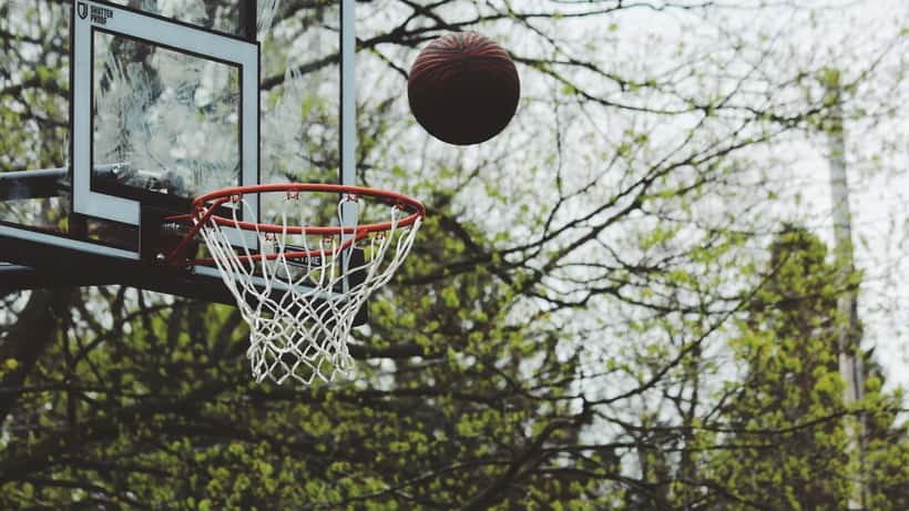 Ballon de basketball traversant un panier lors d'un match des playoffs NBA 2026