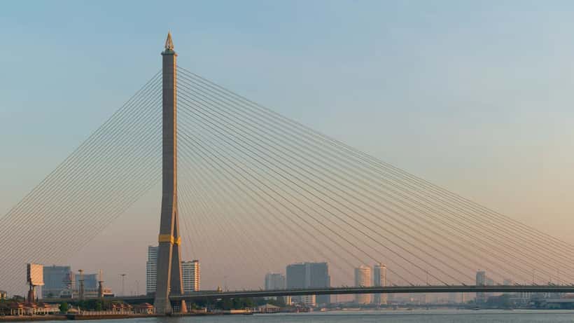 Panorama van Bangkok met de Rama VIII-brug bij zonsopgang
