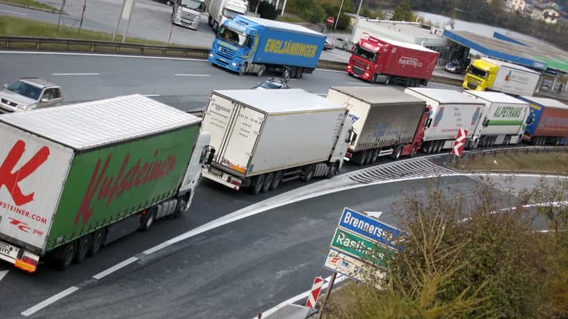 Stau an der Brennerautobahn zwischen Österreich und Italien — täglich pendeln Tausende Grenzgänger über die Grenze