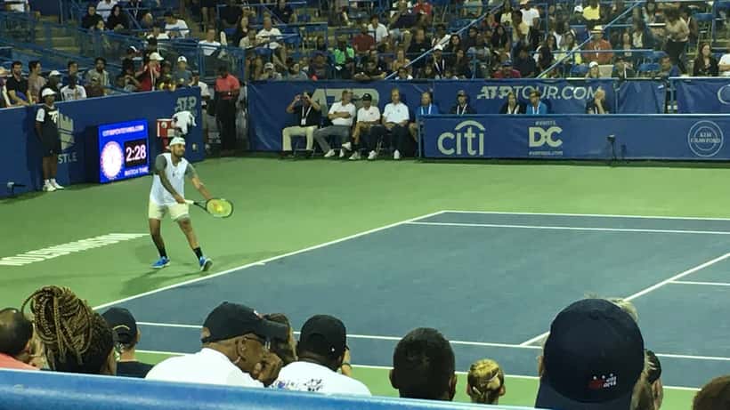 Nick Kyrgios durante il Washington Open 2022, concentrato in campo, foto documentaristica