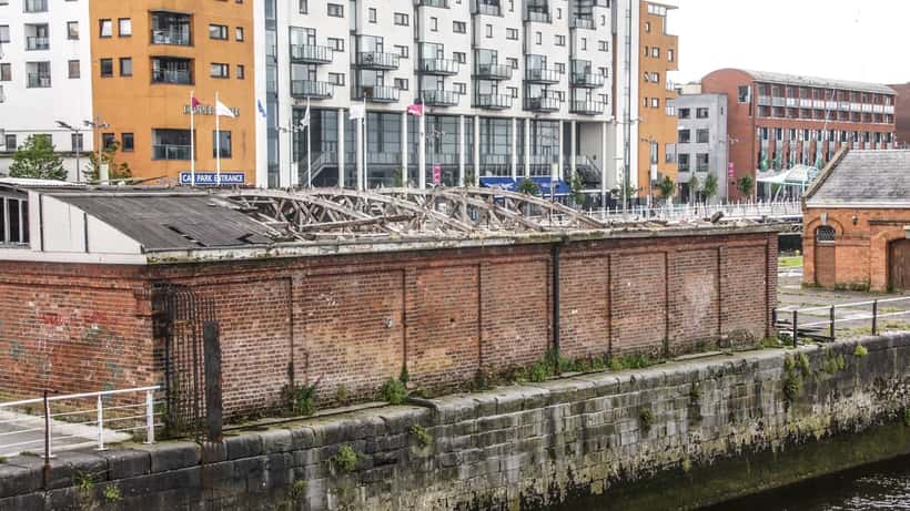 Bâtiment ayant perdu sa toiture lors d'une violente tempête, dégâts météorologiques toiture