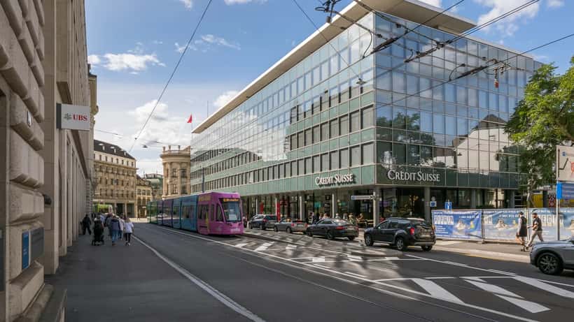 Façade de banques sur le St.-Alban-Graben à Bâle, Suisse, symbole du système bancaire helvétique