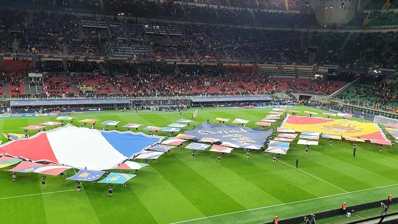 Estádio iluminado antes de partida da UEFA Nations League com torcedores nas arquibancadas