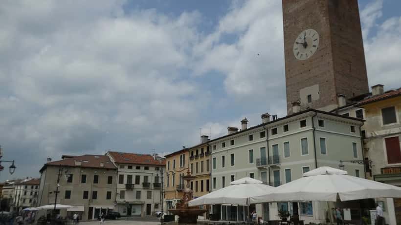 Piazza Garibaldi a Bassano del Grappa, ambientazione del film Meglio Tardi che Mai su RAI 1