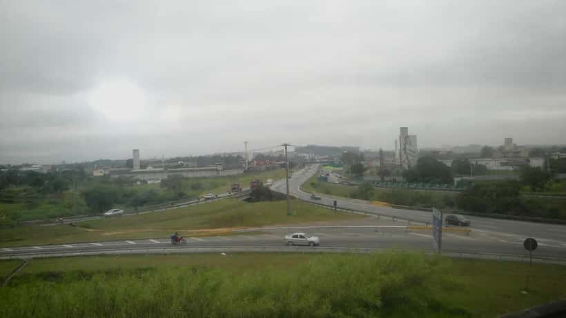Vista da BR-116 (Rodovia Presidente Dutra) com tráfego de veículos, rodovia federal que concentra altos índices de acidentes no Brasil