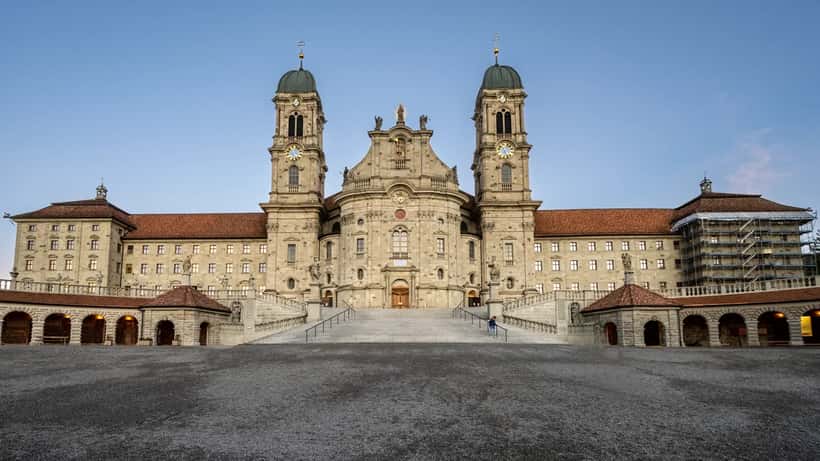 La place du monastère d'Einsiedeln au soleil d'automne, site de pèlerinage bénédictin en Suisse centrale