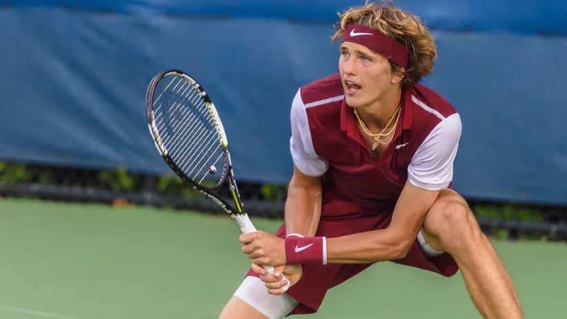 Alexander Zverev tenniksessä lyömässä
