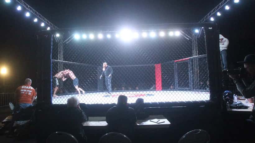 Combattants MMA lors d'un entraînement — droits contractuels des sportifs indépendants
