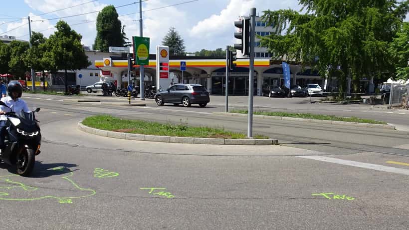 Scène d'accident de la route en Suisse avec véhicules accidentés sur une route cantonale genevoise