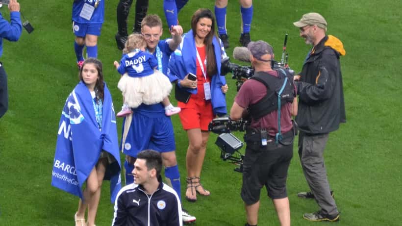 Jamie Vardy med familjen efter seger mot Everton på King Power Stadium