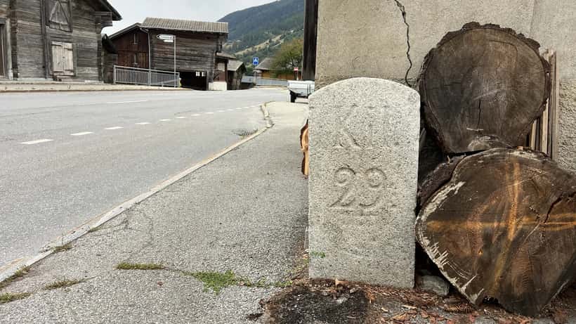 Borne kilométrique sur la route du Furkapass, col alpin suisse