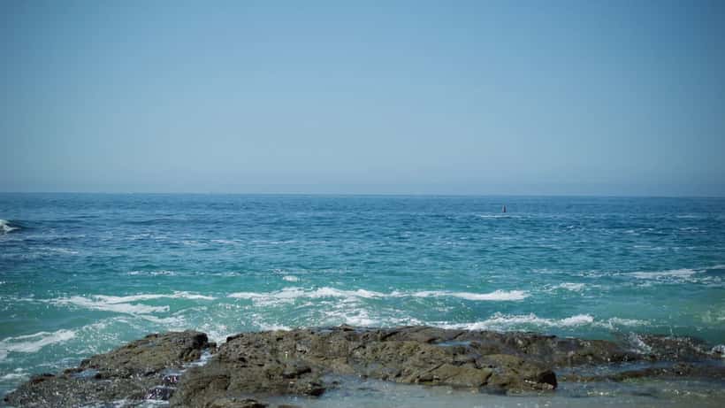 Vue aérienne de la plage de Laguna Beach en Californie par beau temps