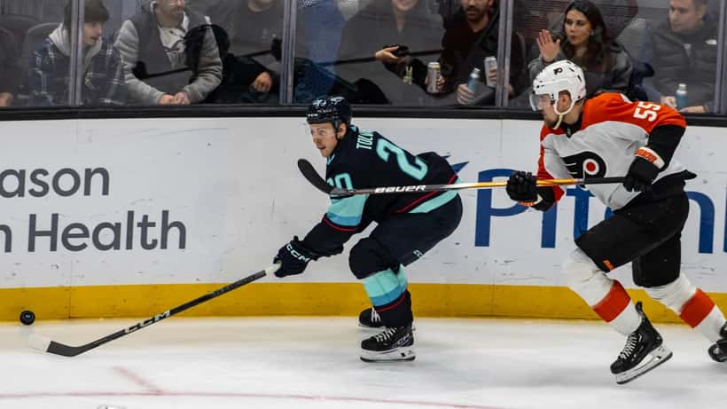 Rasmus Ristolainen ja Eeli Tolvanen Philadelphia Flyersin peleissä Seattle Krakensia vastaan