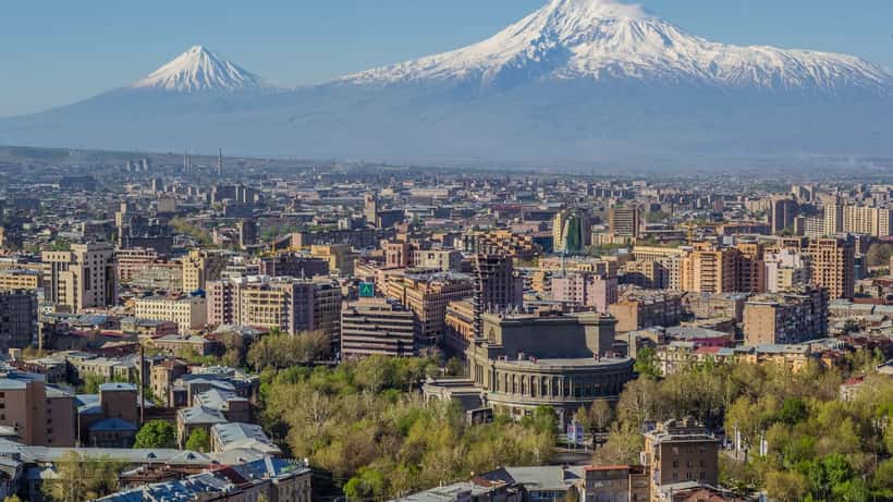 Utsikt over Jerevan og fjellmassivet Ararat i Armenia