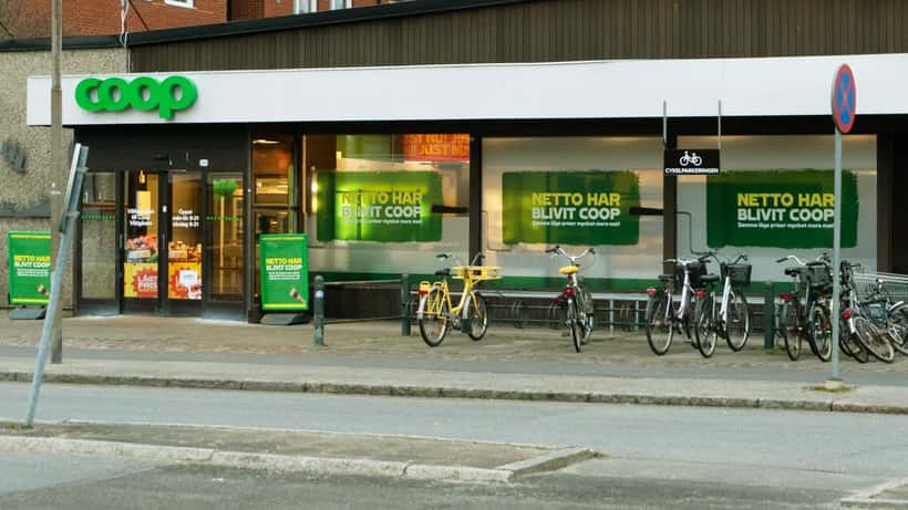 Coop-butik med skylt och parkering utanför