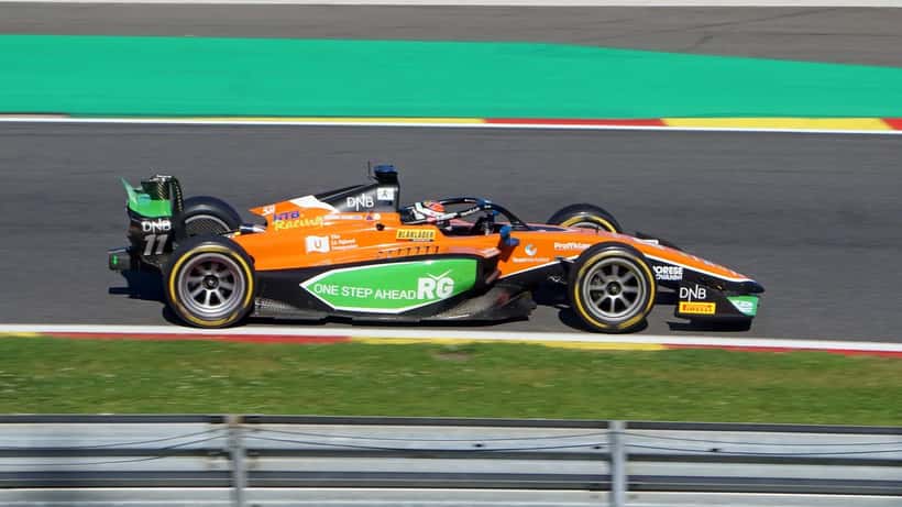 Dennis Hauger kjører racingbil under Formel 2 i Spa 2024