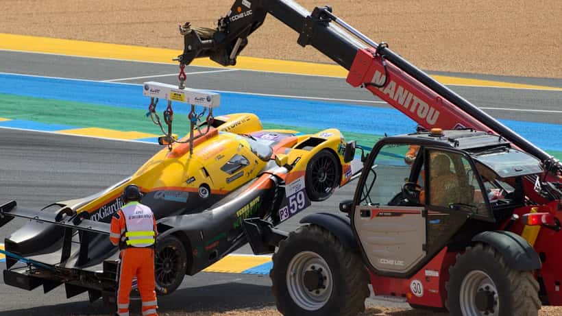 Voitures de course aux 24 heures du Mans sous un ciel nuageux