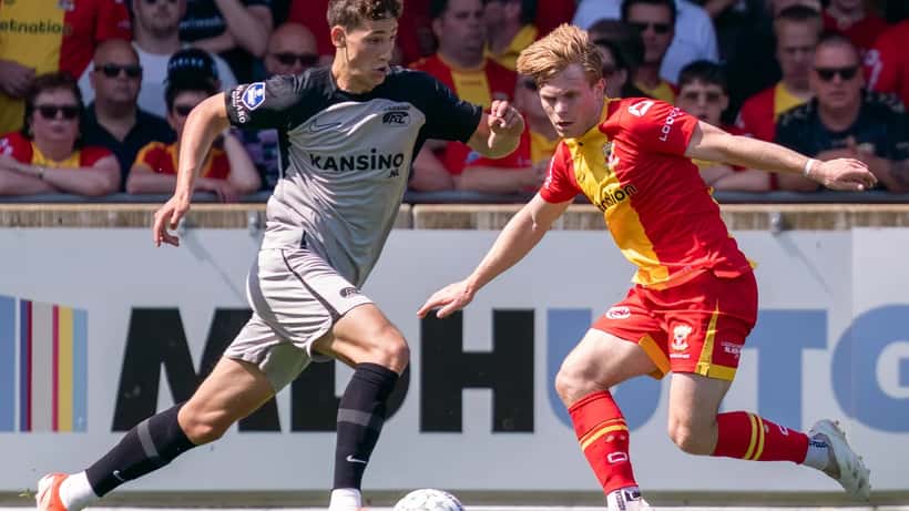 Ruben van Bommel in actie bij AZ Alkmaar, terugkeer na knieblessure