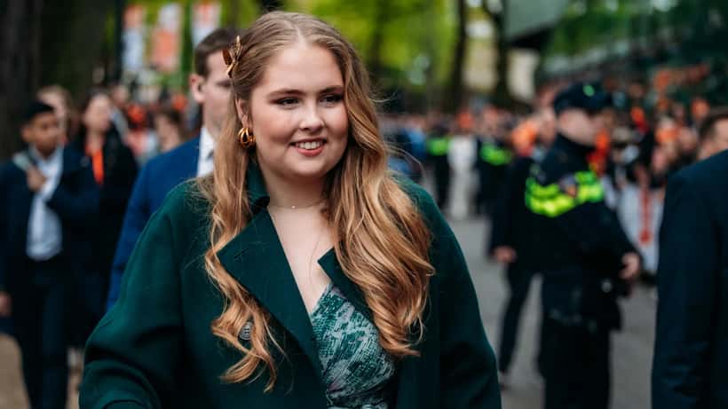 Oranje versierde straat met publiek tijdens Koningsdag festiviteiten in Nederland