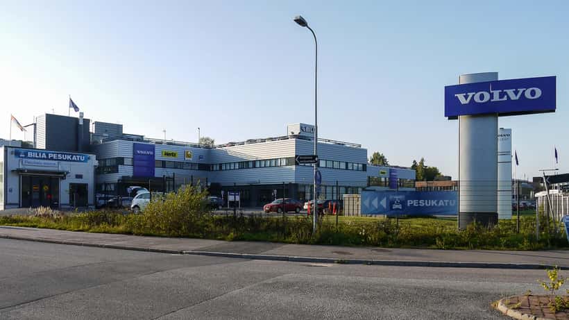 Autoliike Espoossa käytettyjä autoja näyteikkunan takana