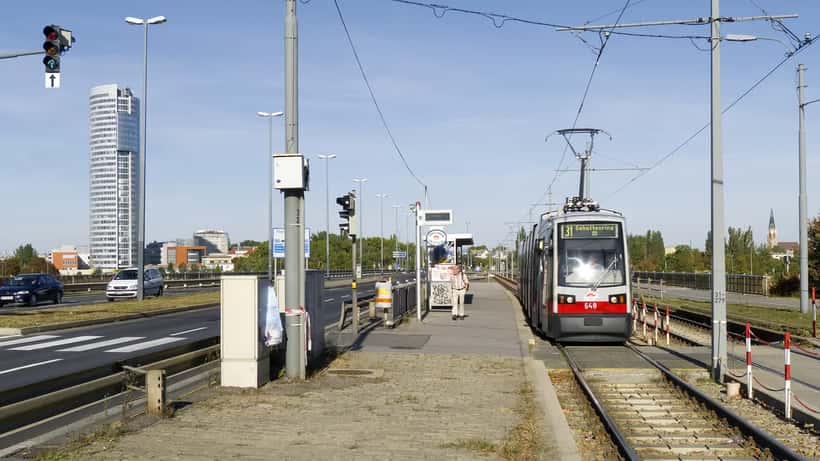 Straßenbahn Linie 31 auf der Floridsdorfer Brücke Wien