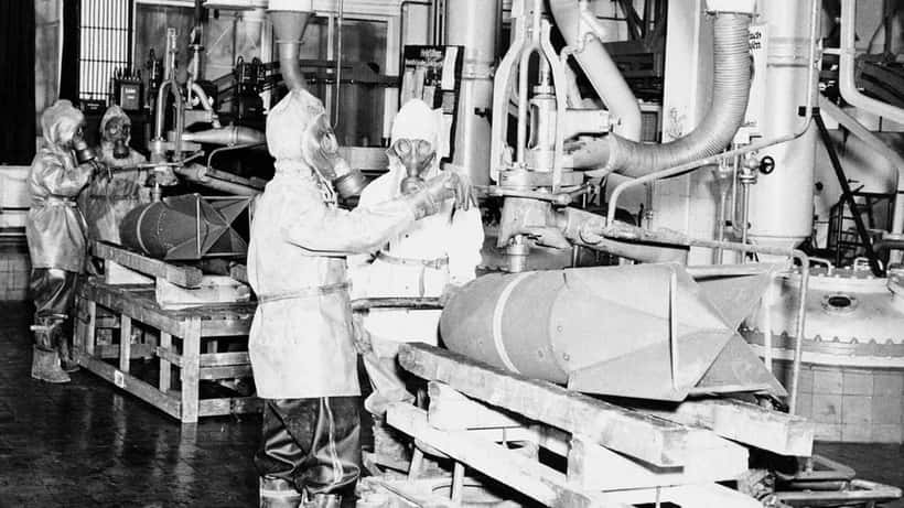 Deutsche Arbeiter beseitigen WWII-Blindgänger in St. Georgen, 1946