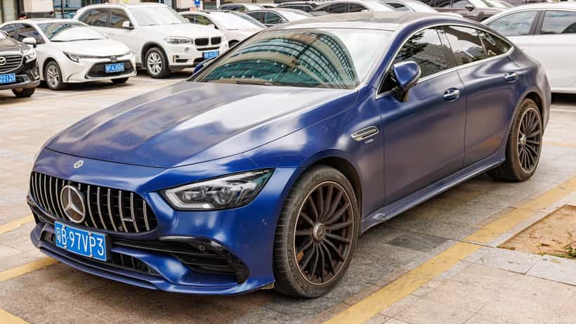 Mercedes-AMG GT 4-Türer in Silber auf einer Straße