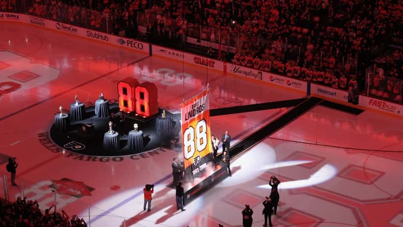 Aficionados de los Philadelphia Flyers durante una ceremonia en el Wells Fargo Center